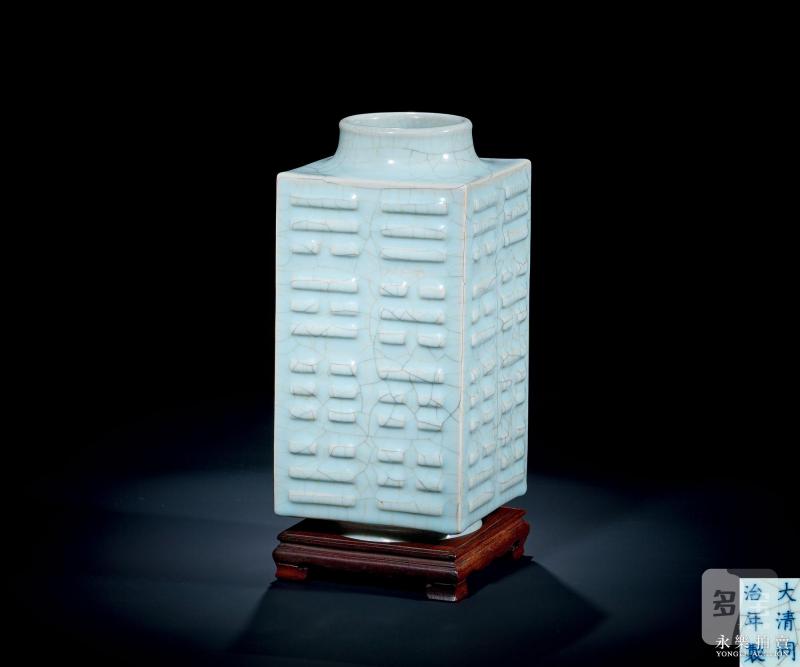 清同治 仿哥釉八卦琮式瓶